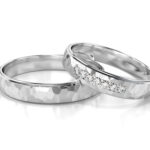 Obrączki ślubne młotkowane białe złoto z kamieniami diamentami cyrkoniami
