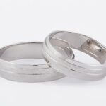 Nowoczesne obrączki ślubne z białego złota