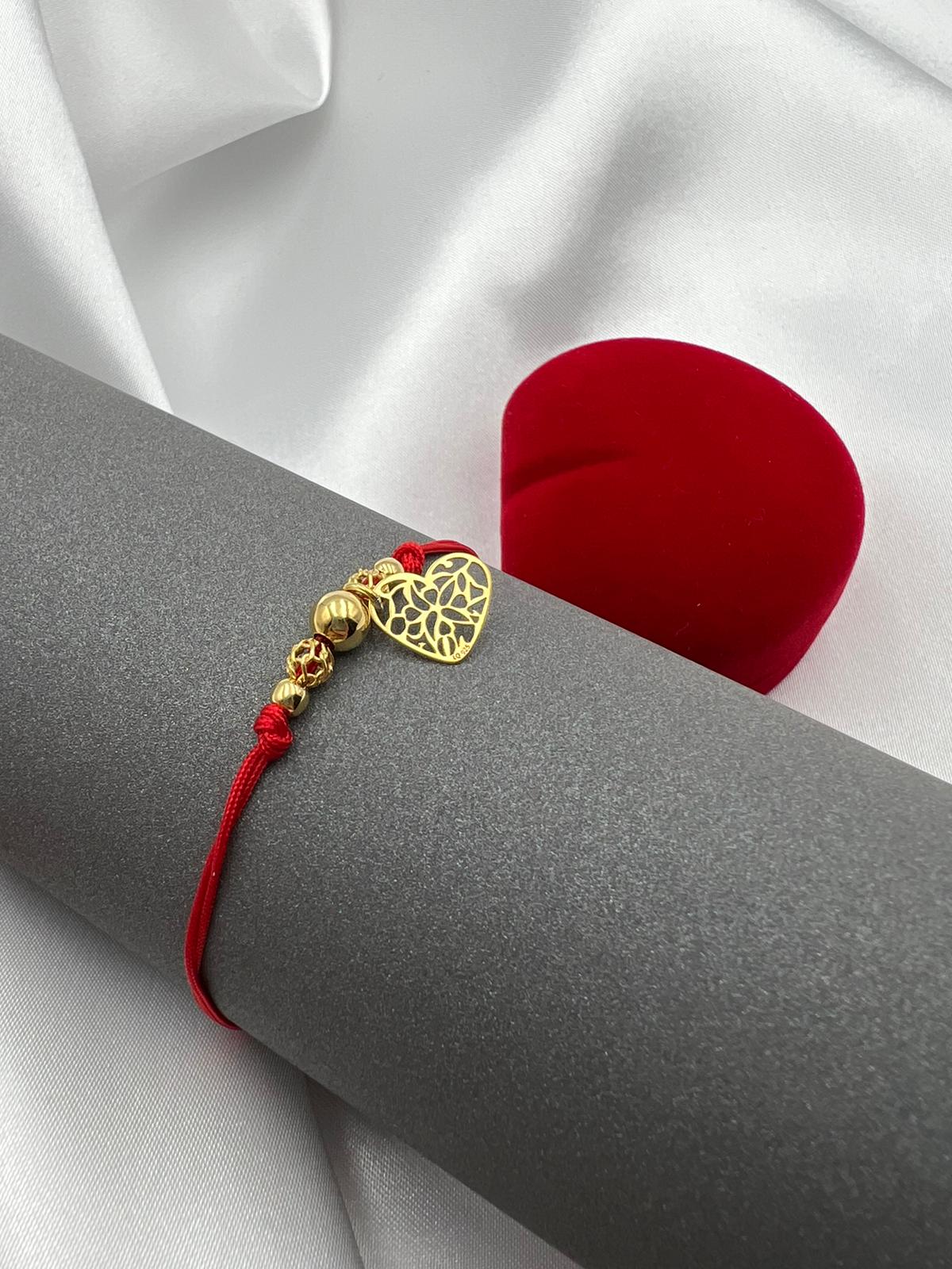 Bransoletka czerwony sznurek zaciągana złocona serce ażurowe kulki 24 karatowe złoto srebro 925