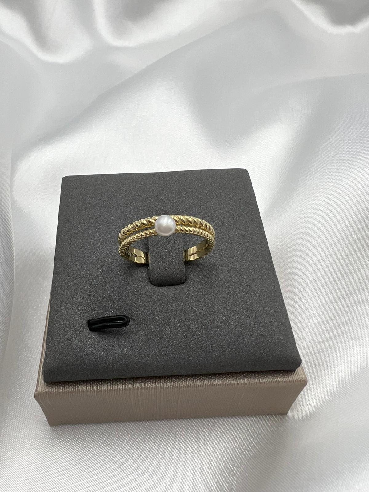 Podwójny pierścionek złoty z perłą warkocz 585 modowy