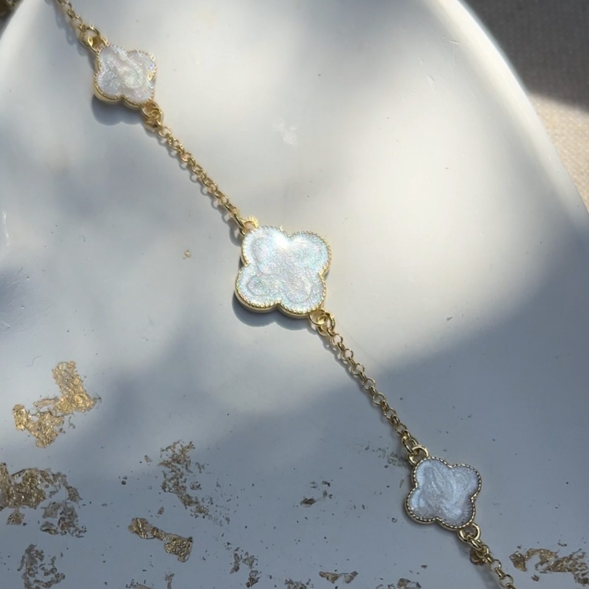 Pozłacana bransoletka z trzema koniczynkami z masą perłową, wykonana ze srebra próby 925 pokrytego 24-karatowym złotem
