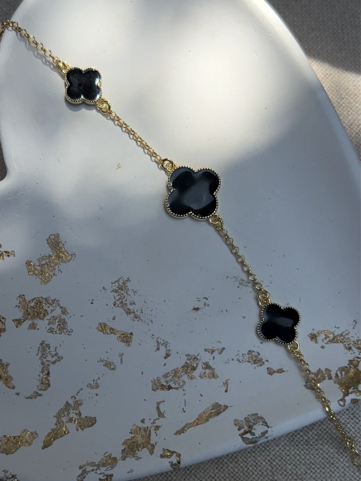 Pozłacana bransoletka z czarnymi koniczynkami, kwiatkami, czarna koniczyna, wykonana ze srebra próby 925 pokryta 24-karatowym złotem