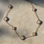 Naszyjnik złoty koniczynki złoto 585 białe kwiatki kwarc mleczny koniczynka marokańska luksusowa wieloelementowy choker dużo koniczynek złoto 585 14k