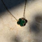 Złoty naszyjnik z zieloną koniczynką z malachitem, złoto próby 0,585