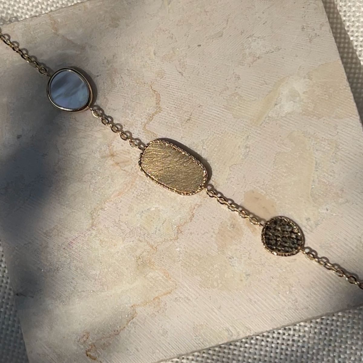 Złota bransoletka z blaszkami, masą perłową, złoto 585, diamentowana blaszka, szczotkowana blaszka