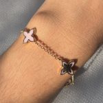 Złota bransoletka 585 różowe kwiatki koniczynki