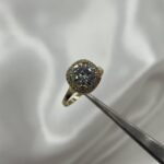 Złoty pierścionek z kamieniami kwadratowy kwadrat pierścionek zaręczynowy