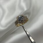 Pierścionek złoty z kamieniami kwadratowy kamień