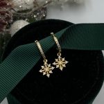 kolczyki pozłacane śnieżynki płatki śniegu złocone kolczyki kółka z zawieszką z cyrkoniami zimowe kolczyki na prezent