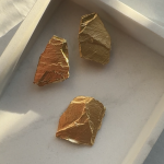 komplet pozłacanej złoconej biżuterii kamień skała nowoczesna modowa biżuteria ciekawa nietypowa komplet zawieszka + kolczyki