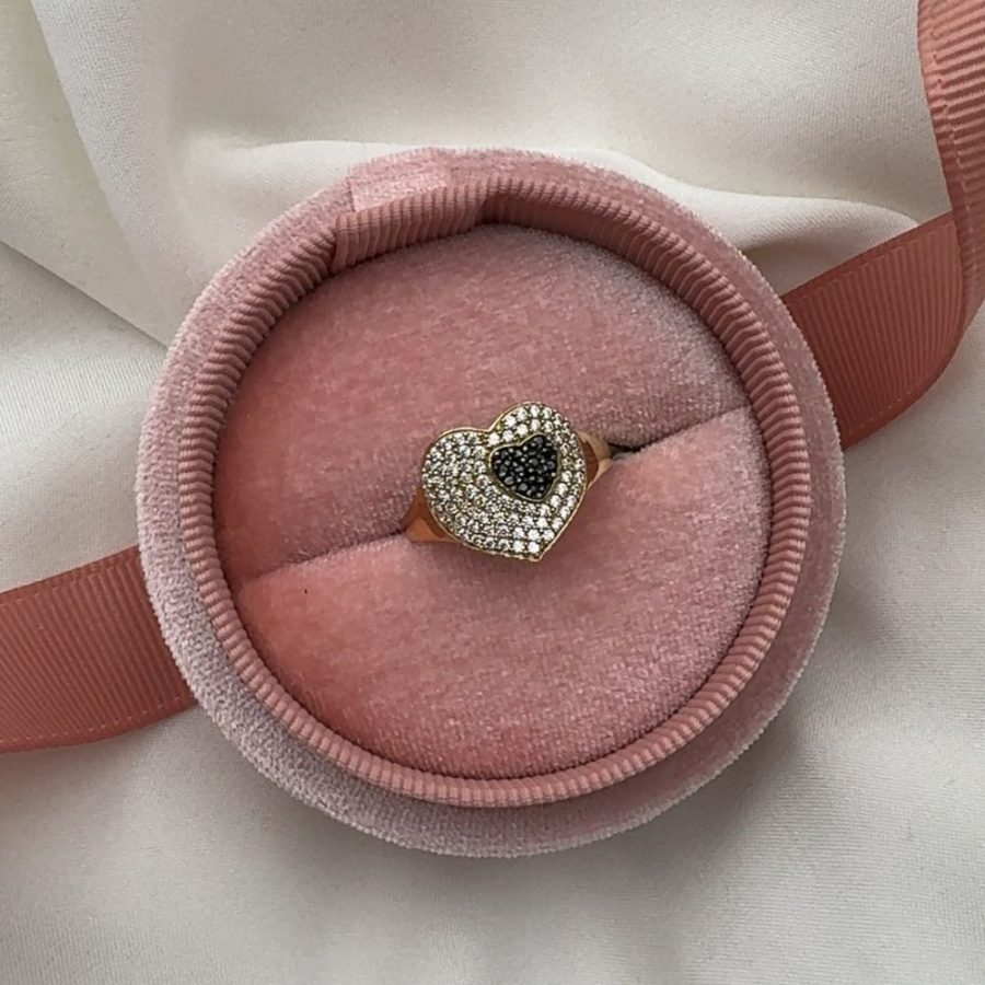 pierścionek złoto 585 dwa serca białe i czarne kamienie efektowny prezent na walentynki dla niej pierścionek z sercem
