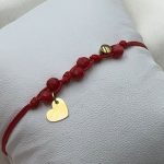 Bransoletka na czerwonym sznurku korale wiszące serduszko na grawer złoto 585 na walentynki