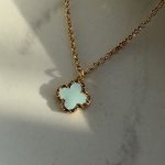 Naszyjnik pozłacany koniczynka baby blue diamentowana błękit turkus pozłacana celebrytka koniczyna marokańska