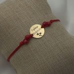 Bransoletka na czerwonym sznureczku na Dzień Babci z napisem Najlepsza babcia złoto 585 czerowne koraliki na prezent dla babci