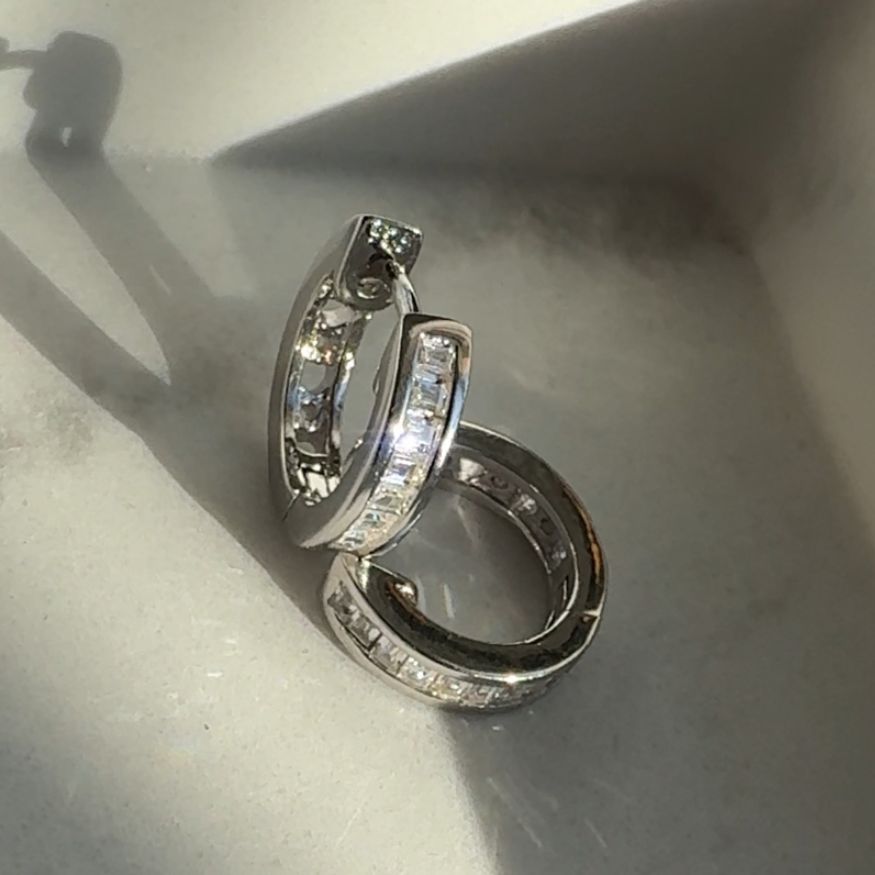 Kolczyki srebrne z kamieniami cyrkoniami bagietka serduszka pandora srebro 925 kreol zapięcie ażurowe kryształy cyrkonie koła 1,5 cm 1,1