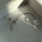 Nausznica z łańcuszki wiszącymi srebro 925 kolczyk na wkrętkę i łańcuszke