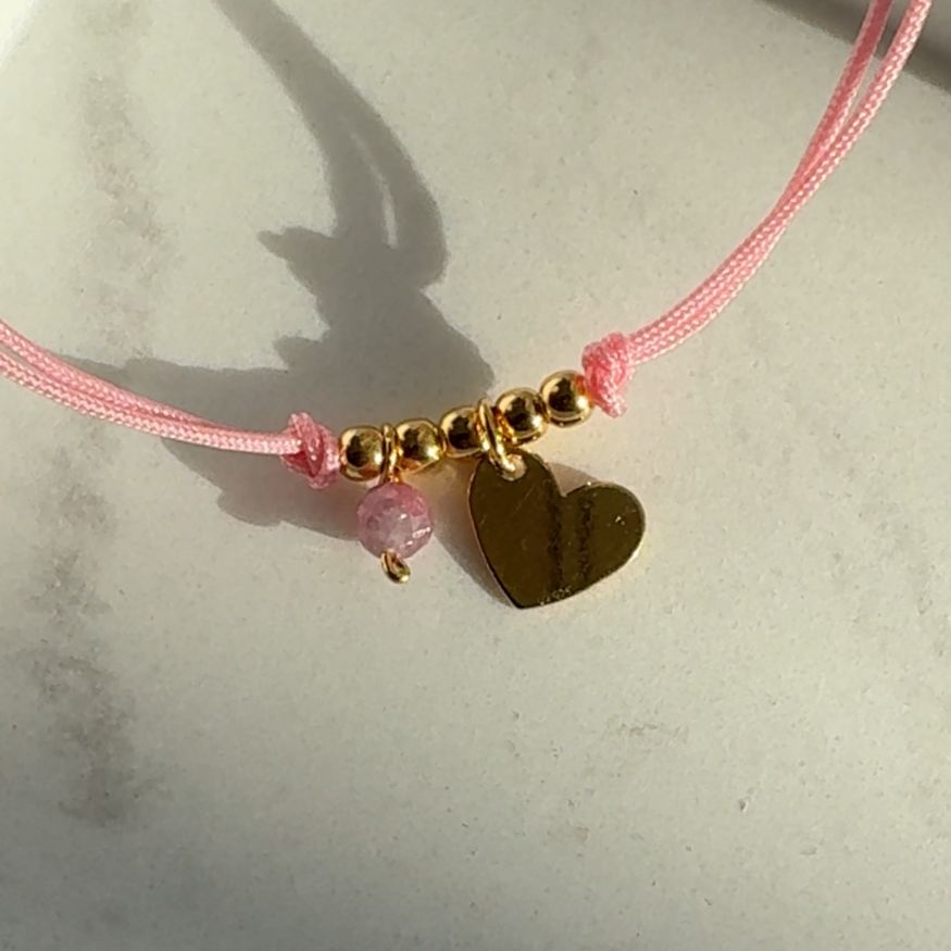 Bransoletka serce wiszące różowy sznurek na sznurku pozłacane serce wiszące kamienie naturalne