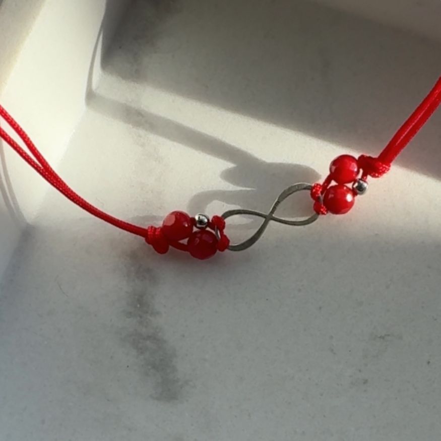 Bransoletka na czerwonym sznurku srebrny znak nieskończoności korale kamienie naturalne