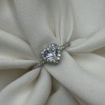 Pierścionek serce srebro 925 wysadzany kamieniami cyrkoniami zaręczynowy kamień w kształcie serca piękny