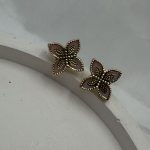 Kolczyki złote 585 koniczyna pudrowy róż różowa kwiatek wkrętki sztyft