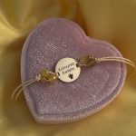 Bransoletka Komunia Święta na sznurku prezent komunijny dla dziewczynki kamienie naturalne beżowa żółta