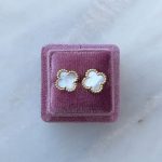 Kolczyki złote koniczynki fiore złoto 585 14k wysoka próba masa perłowa modne koniczyna marokańska najmodniejsze kolczyki koniczynki koniczyny marokańskie luksusowe masa perłowa delikatne wkrętki na sztyft