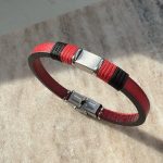 Bransoletka czerwona skórzana matowa blaszka stal czerwono czarna bransoletka męska na grawer pod grawer personalizowana czarno-czerwona modna męskie akcesoria