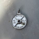 Srebrna zawieszka talerz treningowy 925 srebro rodowane go hard or go home prezent dla sportowca siłownia ciężarek obciążenie hobby