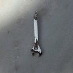 Zawieszka srebrna klucz francuski dla niego na prezent dla majsterkowicza dla majstra dla inżyniera dla budowlańca gadget prezent gadżet naszyjnik srebro 925 rodowane