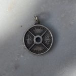 Zawieszka srebrna oksydowana 925 talerz tereningowy dla sportowca trening fitness siłownia siłka prezent dla sportowca go hard go home