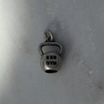 Zawieszka srebro 925 oksydowane kettlebell fitness siłownia siłka trening trener personalny ciemne pociemnione dla sportowca hobby