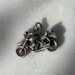 Srebrna oksydowana zawieszka motor motocykl srebro 925 dla motocyklisty dla fana motorów motoryzacji ciemna czarna poczerniona prezent hobby klasyk lech gadget gadżet