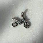 Srebrna zawieszka motocykl motor oksydowana 925 srebro dla fanów motorów motoryzacji motocross żużel enduro