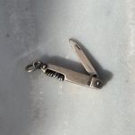 srebrna zawieszka naszyjnik scyzoryk brzytwa ruchoma próba 925 oksydowana pociemniona matowa prezent dla niego rozkładany nóż