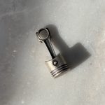 Srebrna zawieszka srebro 925 tłok silnika dla fanów motoryzacji samochodów auto samochód silnik prezent hobby ciemna poczerniona matowa petrolhead automaniak loty samochodowe wyścigi