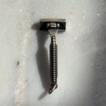 Srebrna zawieszka srebro 925 oksydowane maszynka do golenia golarka dla barbera dla fryzjera barber akcesoria biżuteria dla barbera dedykowana jednorazówka golibroda brzytwa naszyjnik rasor razor