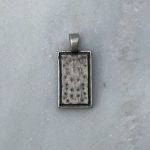 Srebrna zawieszka blaszka na grawer oksydowana pociemniana czerniona minimalistyczna postarzana stylowa młotkowana modowa pod grawer dla niego