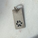 Srebrna zawieszka 925 łapka psa kota pupil łapka zwierzęcia dla fanów psów kotów pod grawer blaszka oksydowana pociemniona poczerniona