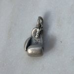 Zawieszka srebrna rękawica bokserska box dla pięściarza hobby srebro 925 oksydowana prezent dla niego pomysł na prezent dla niej dla fanów boksu oksydowana ciemna czarna pociemniona stare srebro