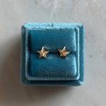 Złote kolczyki gwiazdki diamentowane super lekkie błyszczące gwiazdeczki dla niej prezent wkrętki na sztyft