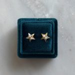 Kolczyki złote 585 gwiazdki diamentowane błyszczące wkrętki na sztyft super lekkie gwiazdy grawerowane shiny stars gold 14 kt