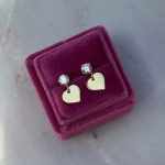 Kolczyki serca wiszące serduszka złote pozłacane cyrkonia kamień błyszące wkrętki na sztyft