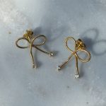 Kolczyki kokardki pozłacane złocone z cyrkoniami delikatne linka wkrętki na sztyft kokarda kolczyki bow złote