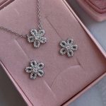 Srebrny komplet biżuterii 925 kwiatki wysadzane kamieniami dla niej prezent ozdobna biżuteria nietuzinkowa modowa wyjątkowa dziewczęca delikatna