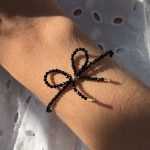 Bransoletka kokardka z koralików spinel pozłacana srebro 925 kokardka czarna modna delikatna