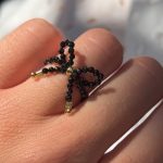 Pierścionek spinele czarne kamienie kokardka srebro pozłacane 925 czarne kamienie spinele delikatny modny czarny