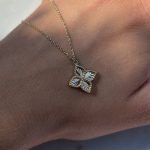 Naszyjnik koniczynka koniczyna marokańska luksusowa koniczyna złoto 585 diamentowana ozdobna błyszcząca najmodniejszy naszyjnik harmonijka regulacja długości fiore flower kwiat błyszczący