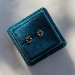 Złote kolczyki koniczynka marokańska luksusowa onyks czarne złoto 585 14k najmodniejsze delikatne minimalistyczne kamień naturalny wkrętki na sztyft koniczyny