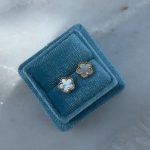 Złote kolczyki kwiatki blush masa perłowa w kształcie kwiatków kwiatki kwiatuszki delikatne 8k złoto 333 wkrętki na sztyft na zatyczkę fiore