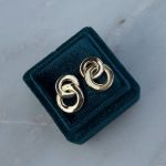 Złote kolczyki dwie obręcze dwa splecione kółeczka kółka modowe eleganckie wkrętki duże bogate na sztyft złoto 585 14k obręcze klanówka